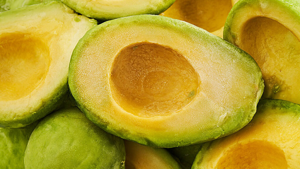 Mitades de aguacate congelado IQF, perfectas para hostelería, restauración y cocina profesional. Frotz Fruits.