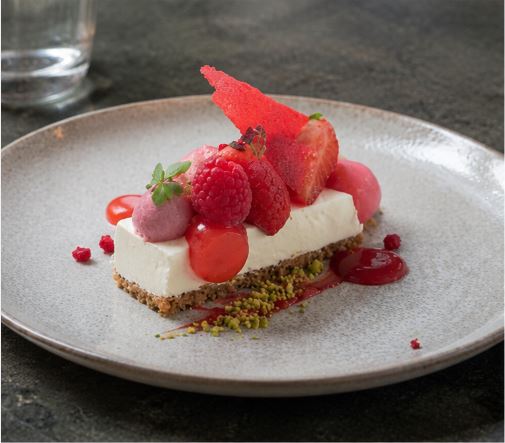 Postre con fresas y frutos rojos