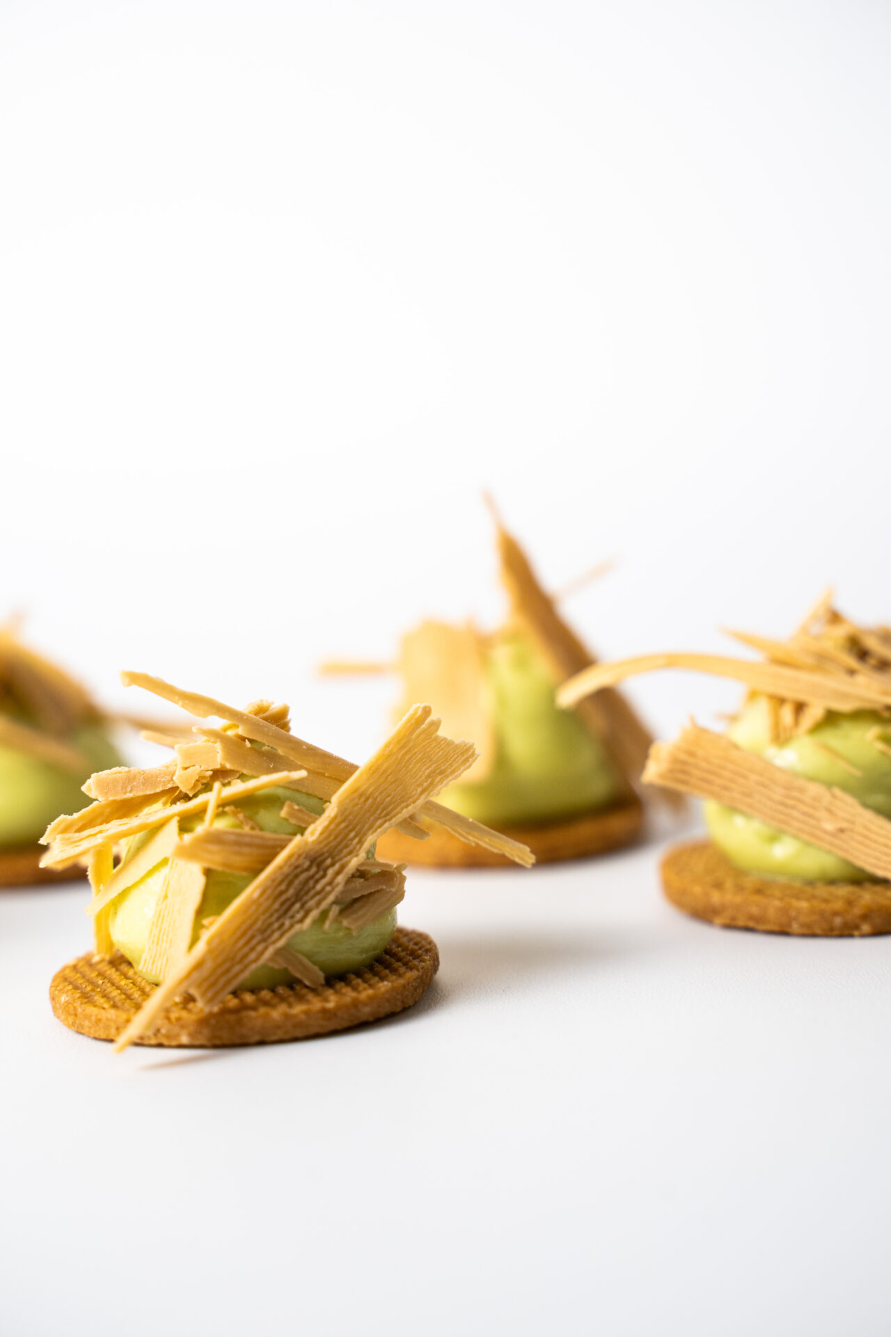 Receta de galleta especiada con cremoso de piña y chocolate blanco caramelizado