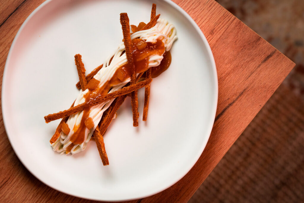 Receta de milhojas de piña, caramelo y palo cortado