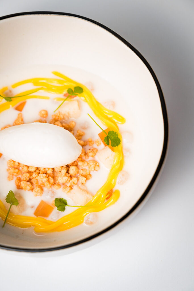Receta de tapioca de coco con crema de maracuyá y helado de coco