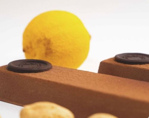 Receta de turrón de cacahuete, chocolate con leche y limón